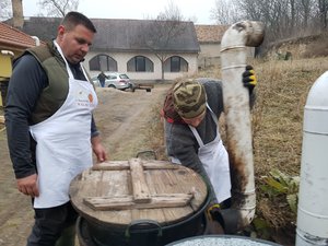Pócsföldi Zoltán és Selmeczi Attila az üstnél