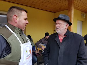 Vöröskői István polgármester Pócsföldi Zoltánnal beszélget