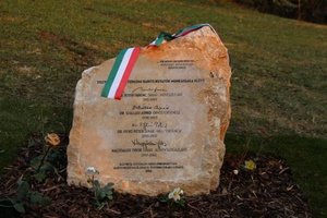 Kesztölc egykori körzeti orvosa is azok között van, akik tiszteletére emlékkövet avattak Esztergomban