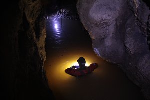 Barlangászok a tokodi vizes barlangban