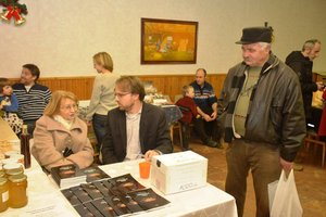 Marek Viktor 70 könyv dedikálása után Radovics Istvánnéval és Simonek Antallal beszélget.