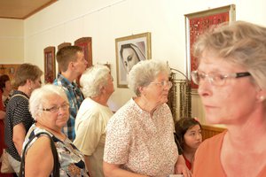 A látogatók megtekintik a kiállítást