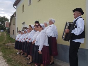 A Pávakör kesztölci szlovák népdalokat énekel a pincesoron